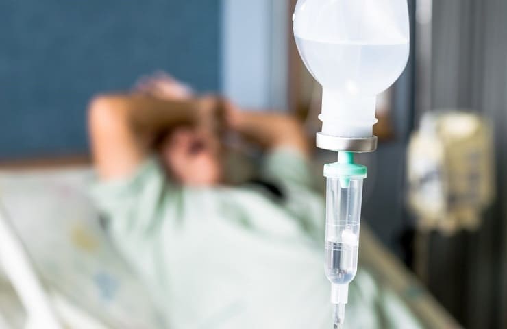 пациент лежит под капельницей от алкоголизма